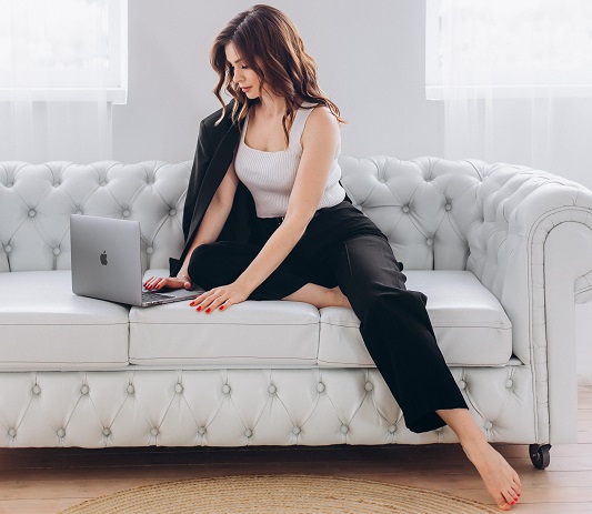 image d'une personne qui fait des commentaires sur le site web